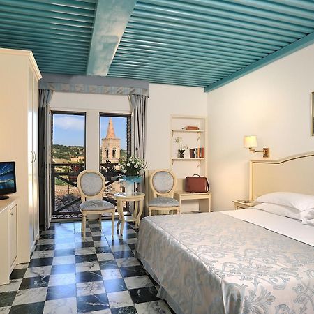 אורבינו Albergo Hotel Raffaello מראה חיצוני תמונה