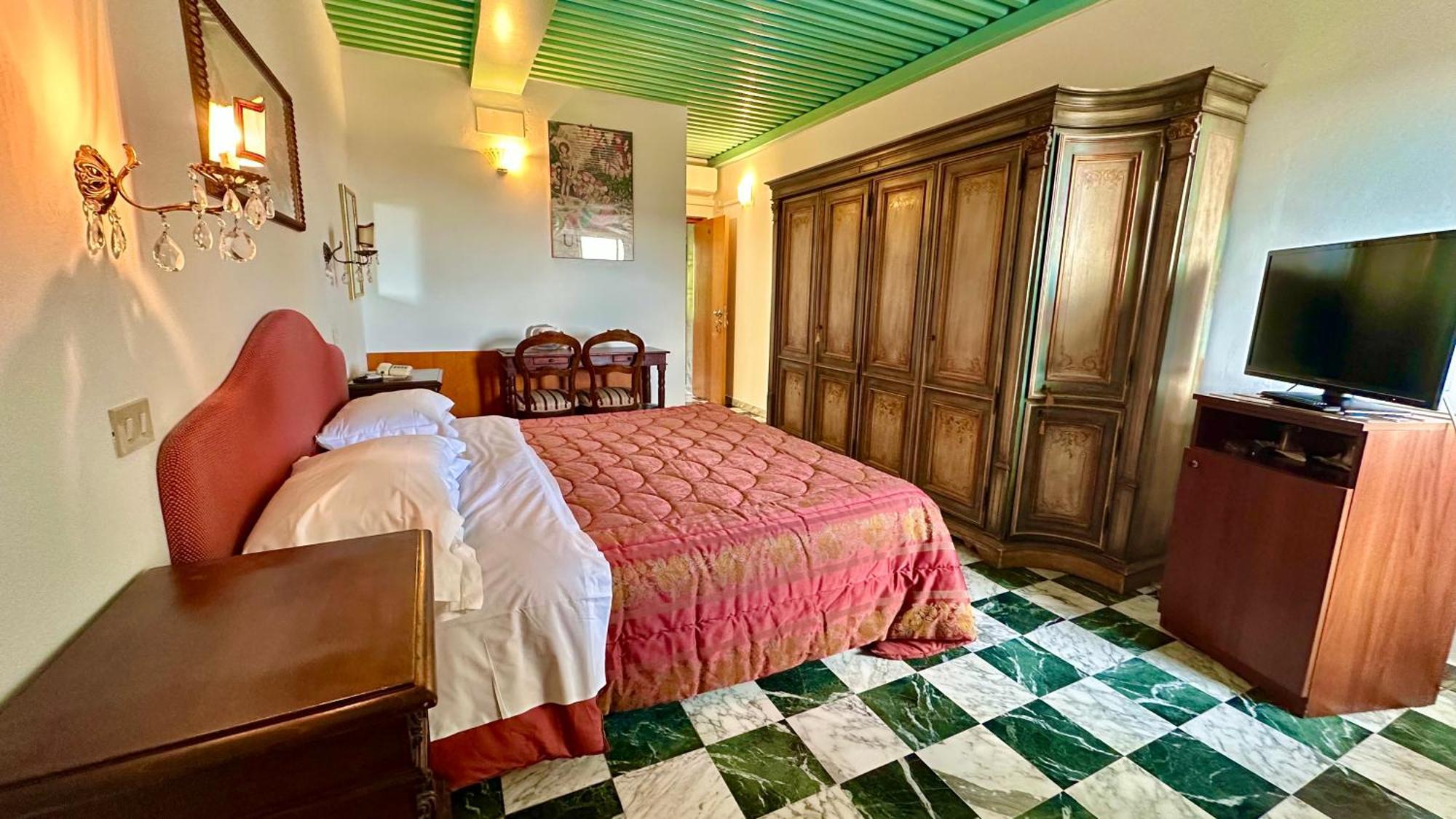 אורבינו Albergo Hotel Raffaello מראה חיצוני תמונה