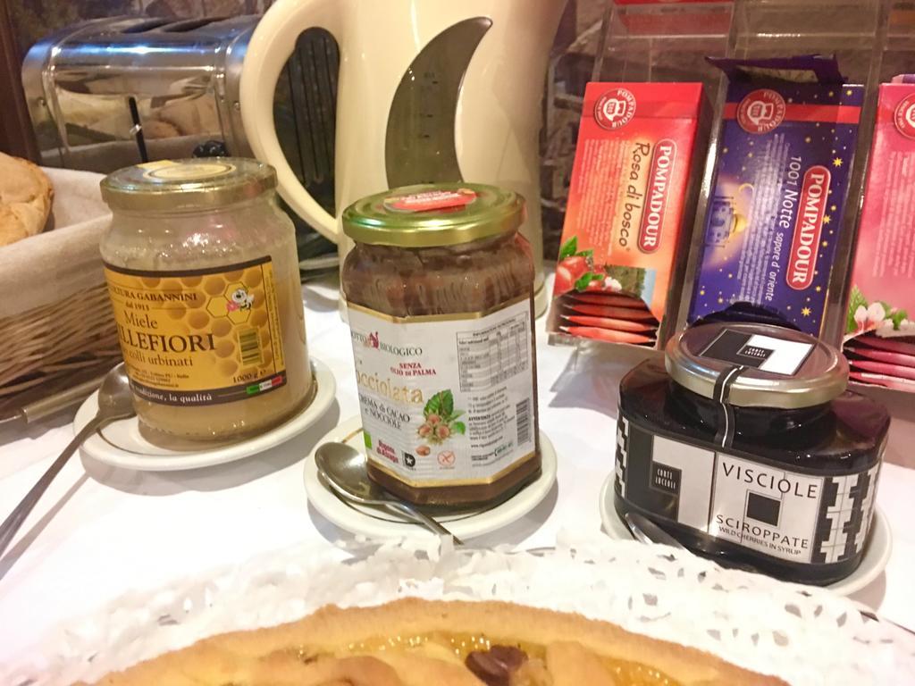 אורבינו Albergo Hotel Raffaello מראה חיצוני תמונה
