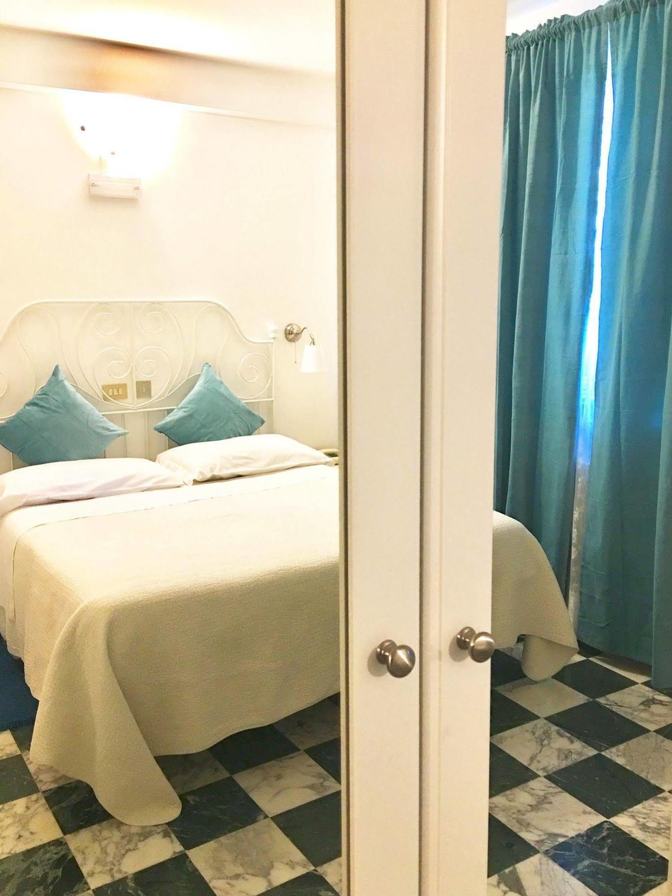 אורבינו Albergo Hotel Raffaello מראה חיצוני תמונה