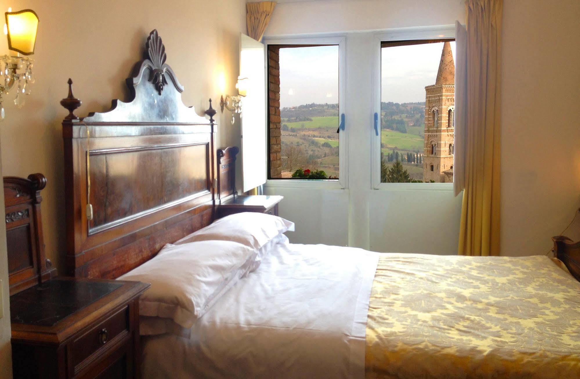 אורבינו Albergo Hotel Raffaello מראה חיצוני תמונה