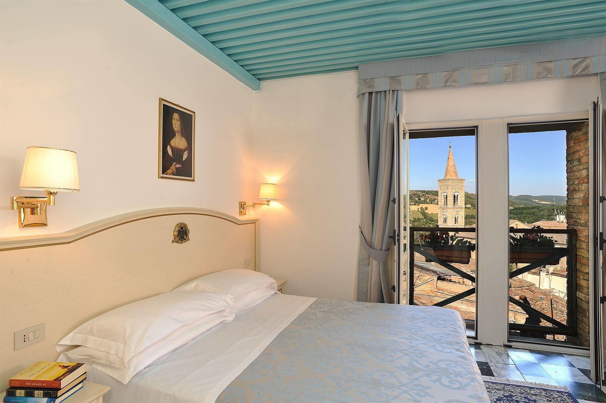 אורבינו Albergo Hotel Raffaello מראה חיצוני תמונה