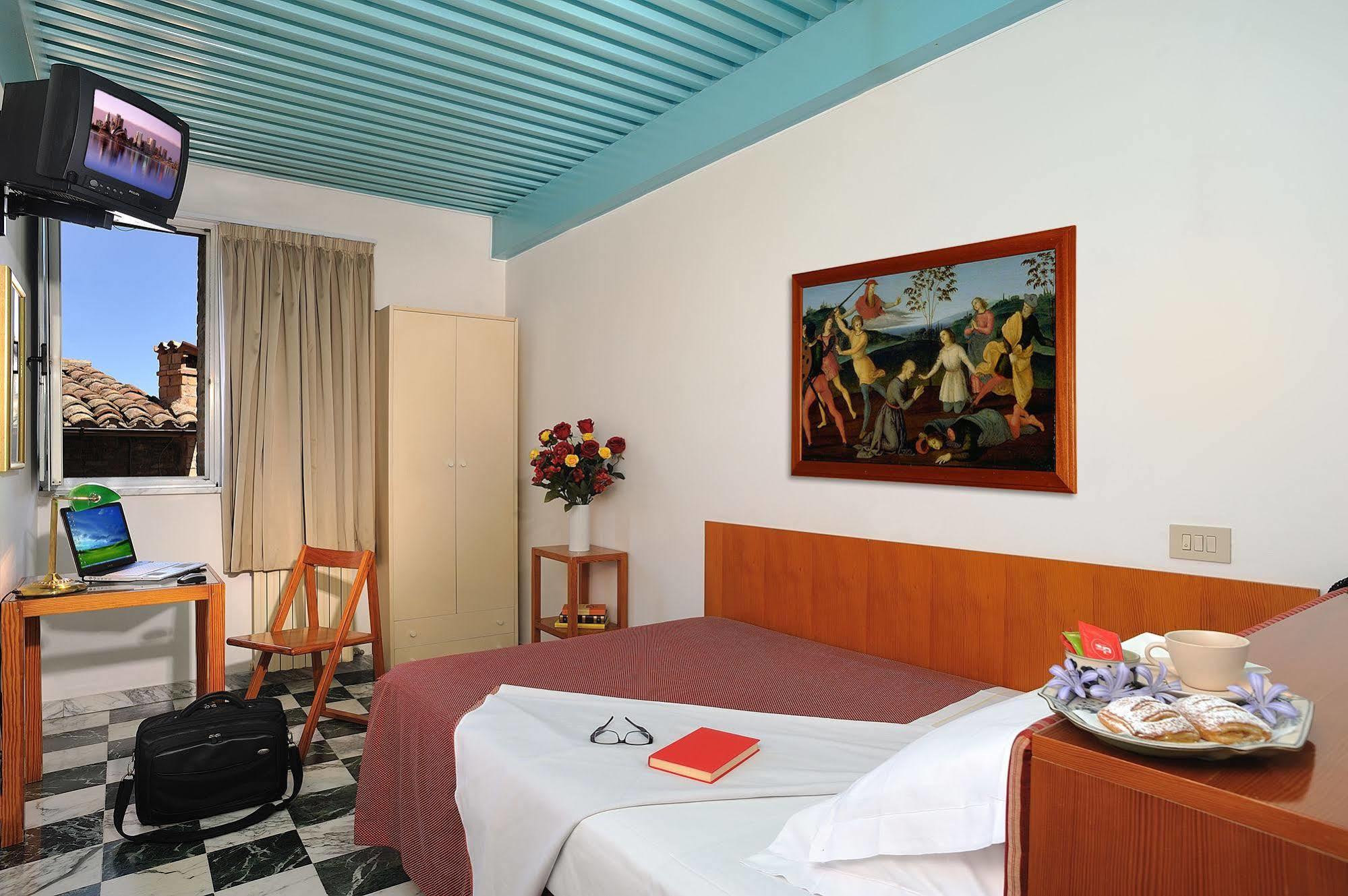 אורבינו Albergo Hotel Raffaello מראה חיצוני תמונה