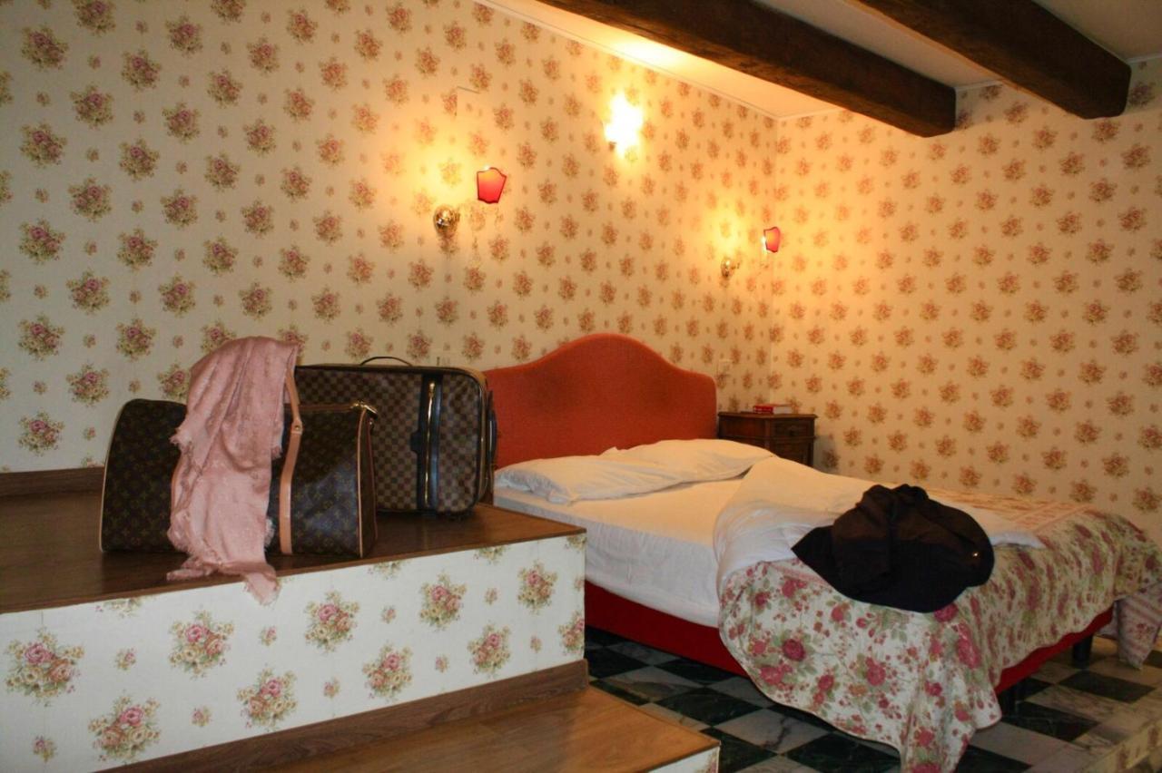 אורבינו Albergo Hotel Raffaello מראה חיצוני תמונה